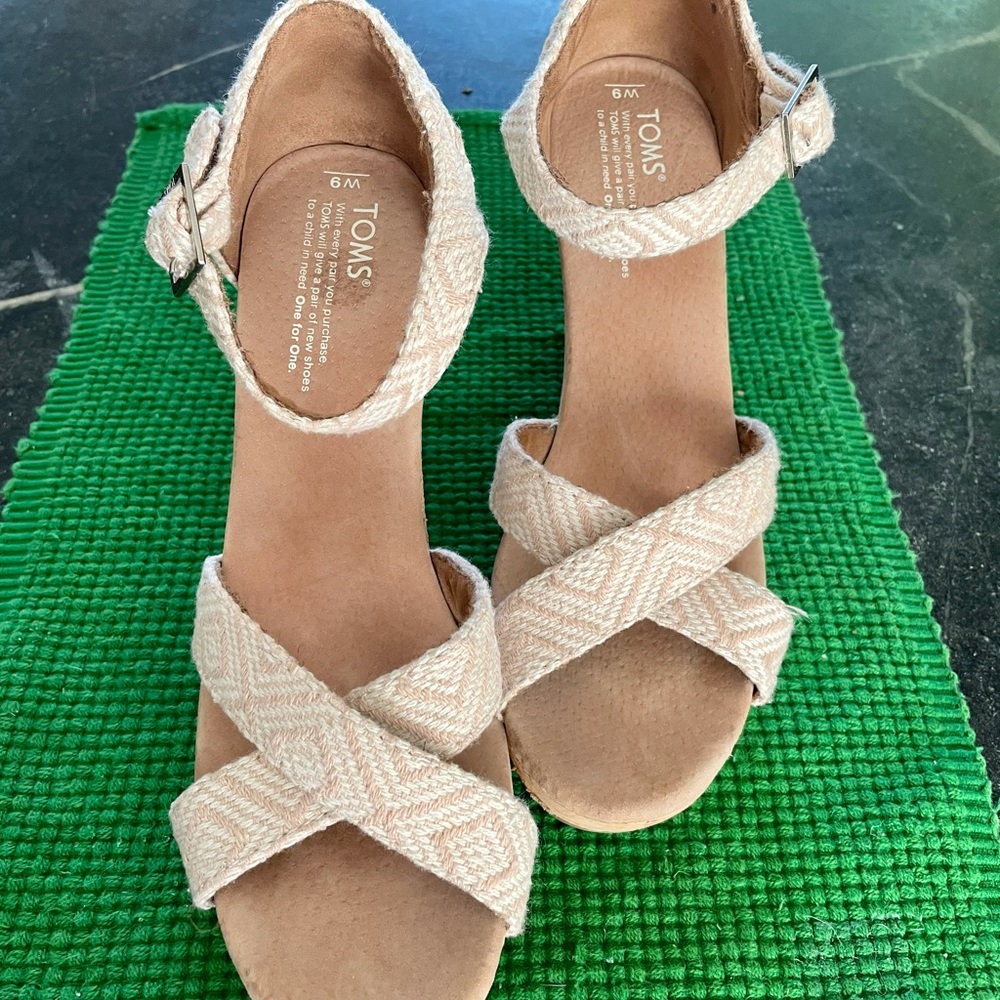 Tom’s beige wedge